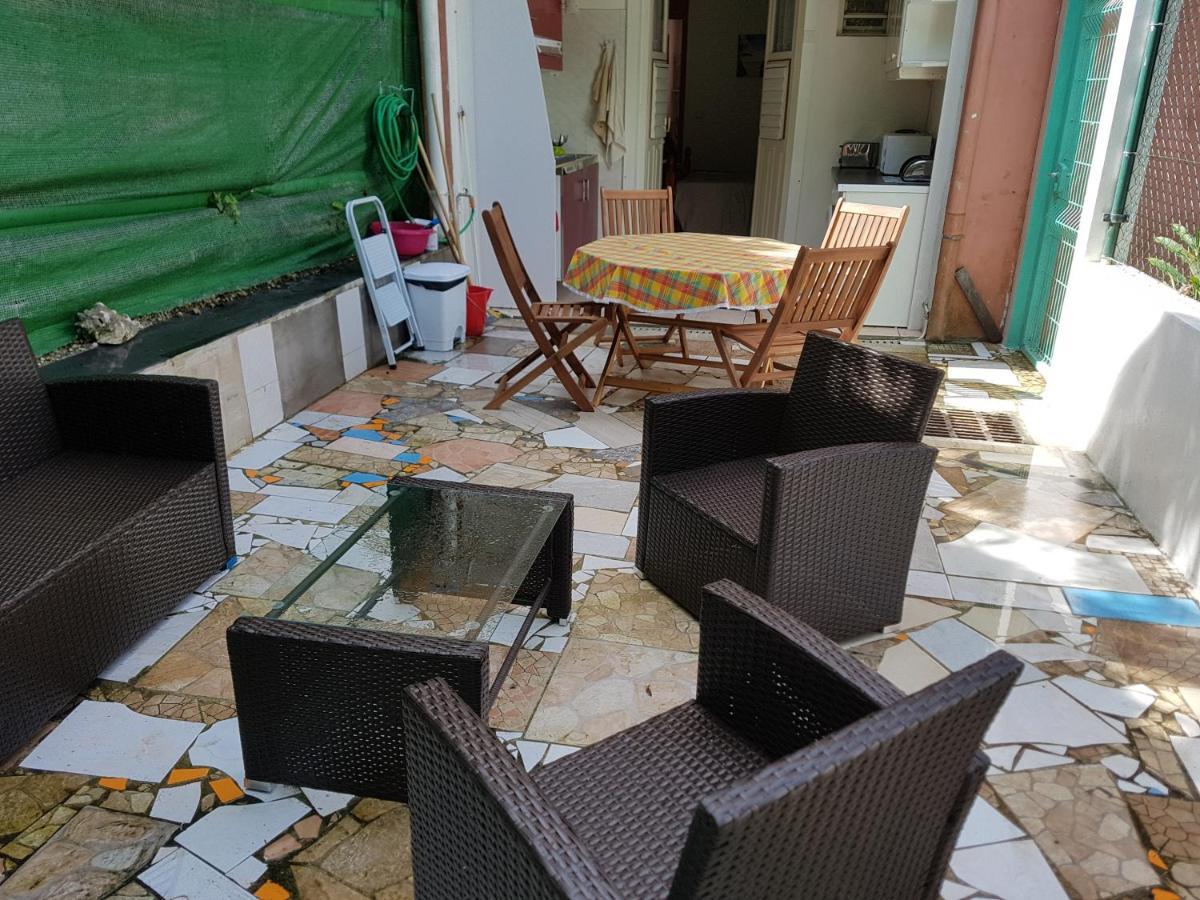 Hibiscus Apartment เลอโกซิเยร์ ภายนอก รูปภาพ
